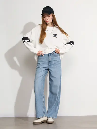 Джинсы голубого цвета 